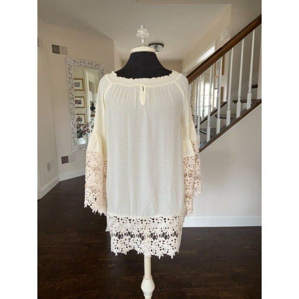 Collen Lopez Cream Tunic Top (Size Medium)